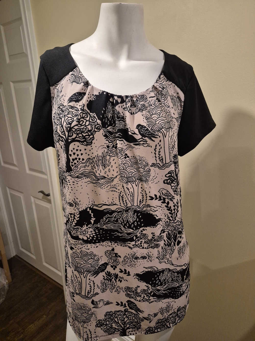 Ricki's Women's Pink and Black Bird Print Short Sleeve Top Size L EUC